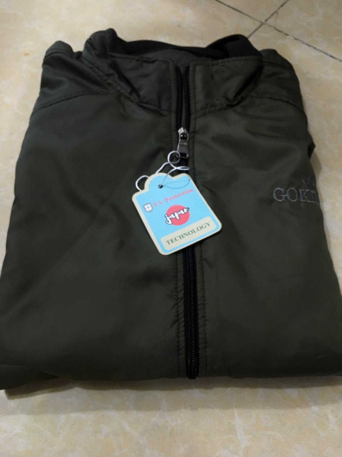 Áo màu đẹp,  vải dù mềm, bên trong có lót vải áo mặc lên form đẹp, hôm trước mặc đi mưa nhỏ thấy cũng được lắm không bị ướt bên trong, có kèm thư cảm ơn