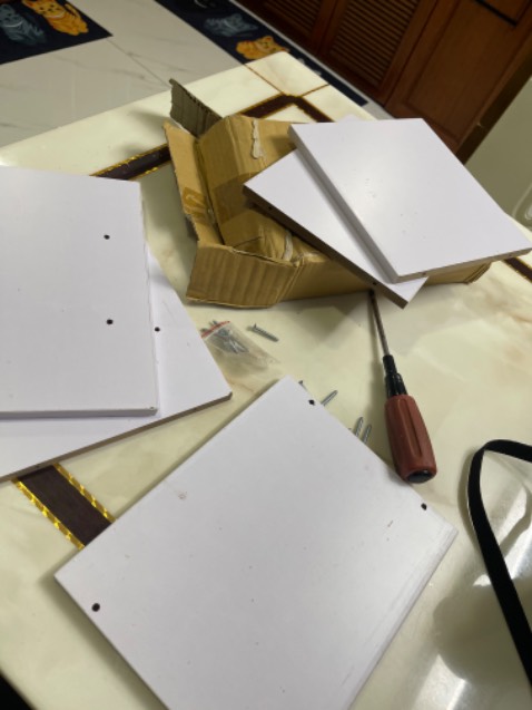 Gỗ CN, sơn bị tróc, giao ko đúng màu, hình kệ quảng cáo sp thì có 6 miếng để lắp ghép.Thực tế giao có 5 miếng sao lắp dc?. Ko có giấy hướng dẫn lắp. Để nghị shop giao thêm 01 miếng nữa gắp