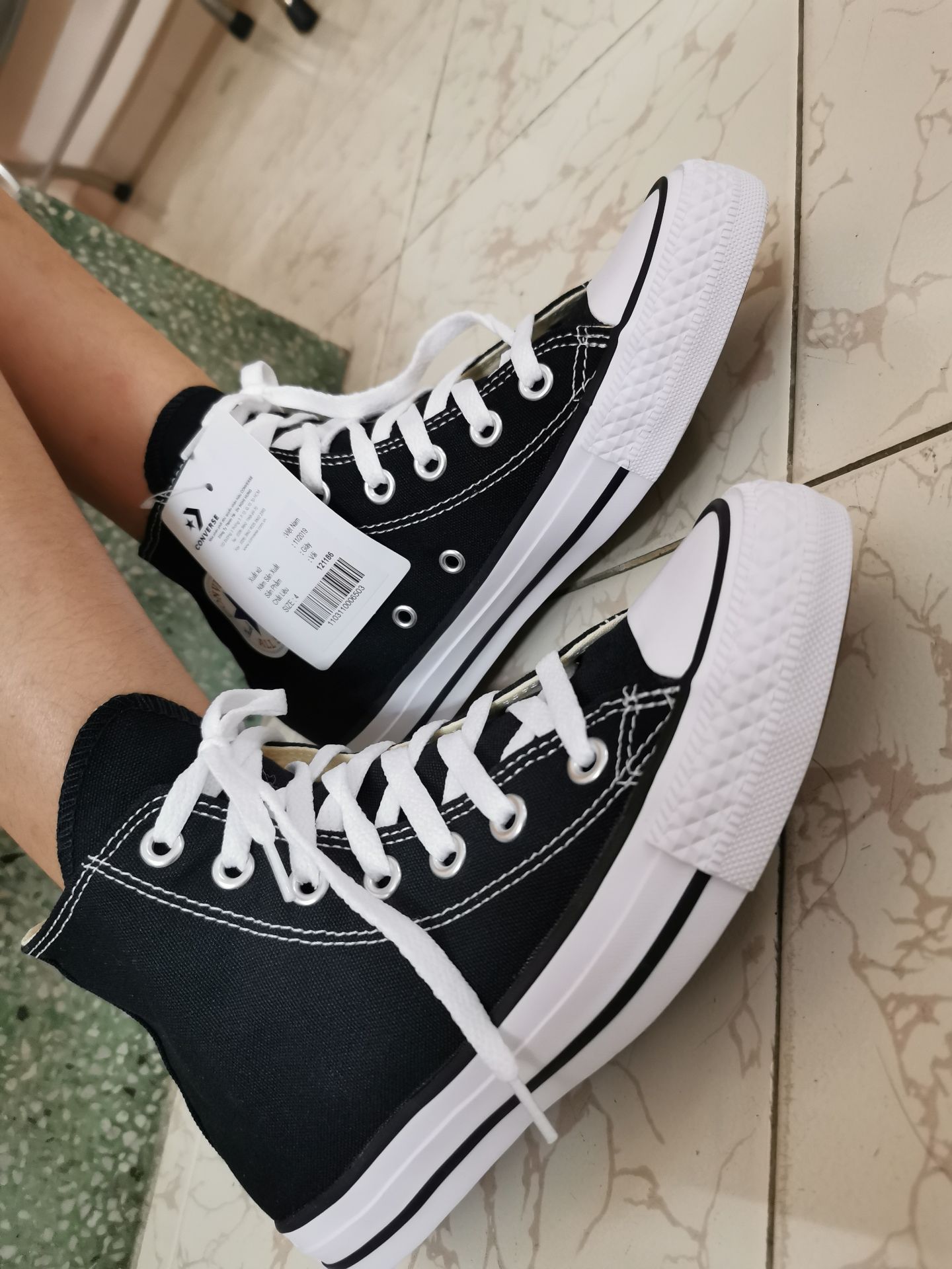 Đúng xịn, hàng chính hãng của Converse Việt Nam, quá đẹp
Shop phục vụ rất tốt, đóng gói cẫn thận, được đổi size mặc dù Tiki ko có chính sách đổi cho giầy này. Giày vải nên ko co giãn, mọi người nên mua lớn hơn 0.5 size, có rộng hơn tí cũng ko sao vì giầy cổ cao.