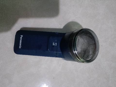 k tặng kèm pin. méo thử đc. tốn tiền mua thêm pin mới *** đc