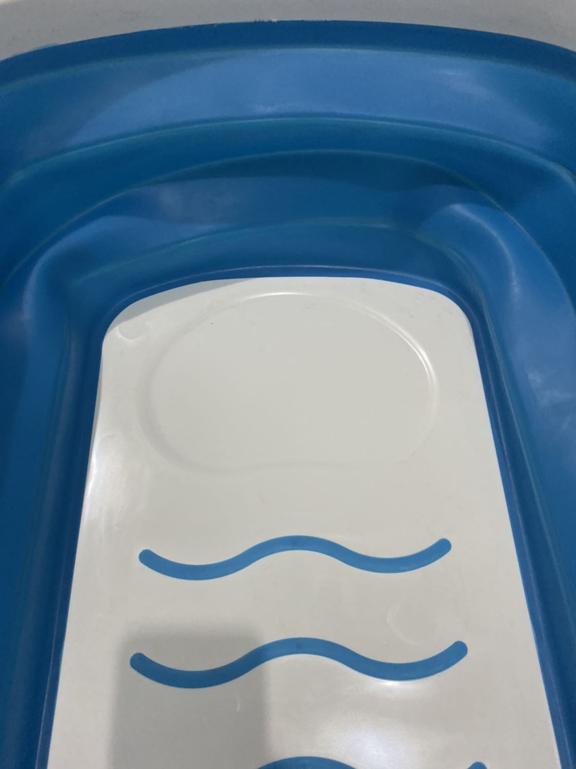 Lúc mình mở sản phẩm lên thì 1 bên thau tắm bị móp méo phần nhựa, không bung lên gọn gàng như hình ảnh