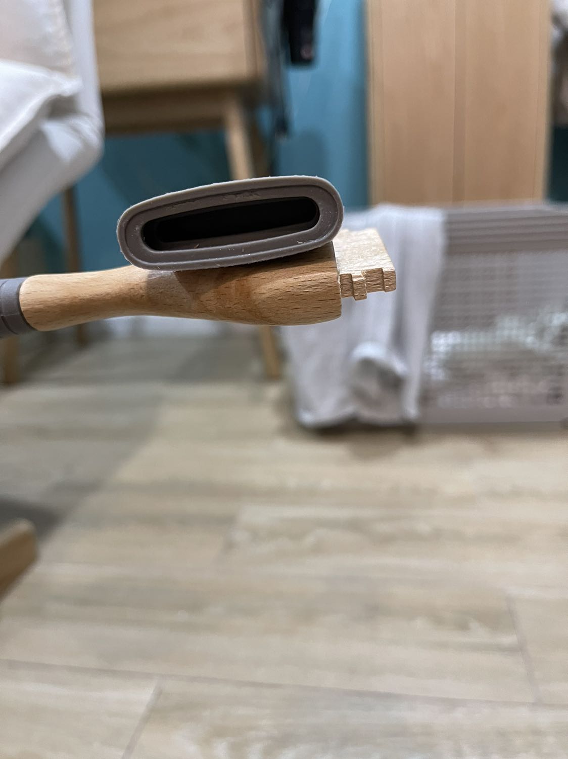 Không biết phải hàng fake k?
Gỗ thì lồi lõm, nhựa cũng lòi lõm nốt, logo còn bị mờ. Quá thất vọng, cần trả hàng gấp