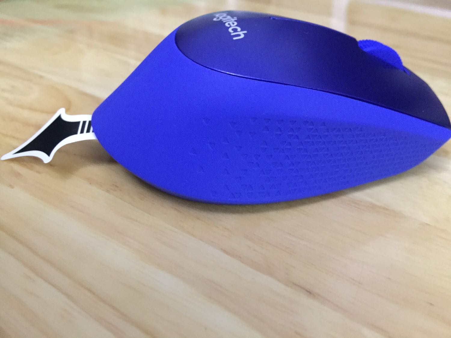 Thấy các bạn chê nhiều chứ mình thì thấy mọi thứ ok
- Hàng nguyên seal, chưa bóc hộp
- số seri trên hộp khác với trên chuột là bình thường, vì nguyên seal thì ko tráo đổi
- đế cao su có hơi dính sẵn là bình thường vì rõ ràng là chuột mới thì ko thể qua sử dụng như một số bạn trước đó comment
- connect nhanh, mượt, chưa thấy giật lác gì
- kích thước cầm tay vừa vặn, giá cả hợp lý