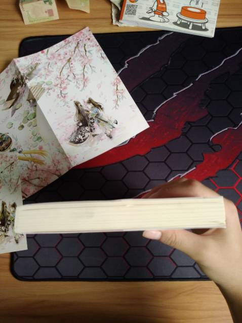 Đóng gói kĩ, giao hàng rất nhanh. Mình vừa đặt hôm nay là ngày mai đã có rồi. Chỉ là hộp hàng bị móp một xíu và phần đáy của sách lại bị dính cái gì đen đen, điều này làm cảm nhận của mình không được toàn vẹn. 4 sao ⭐⭐⭐⭐