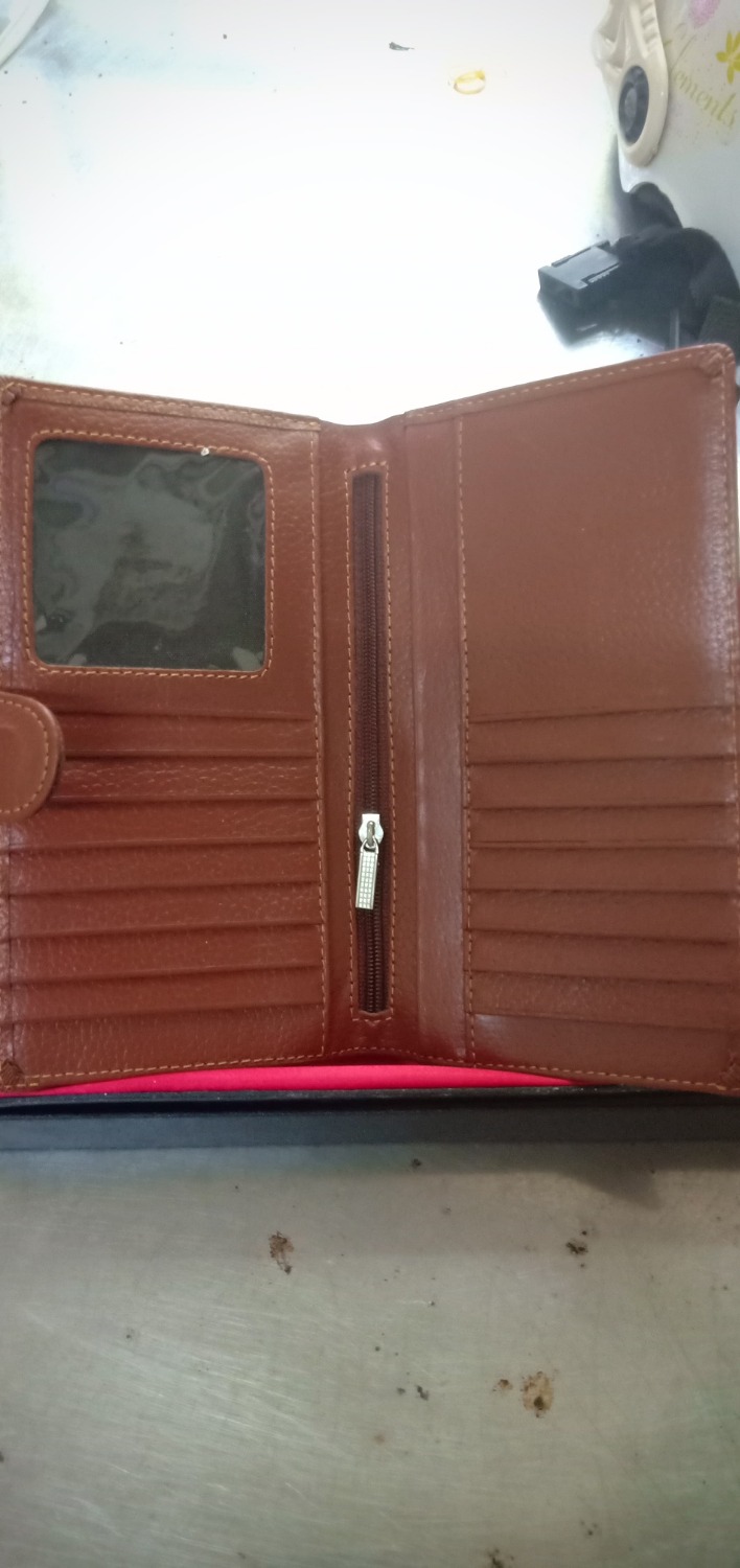 Ví rất đẹp để đủ mọi giấy tờ, da rất đảm bảo 100% da bò luôn