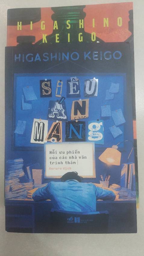8 truyện ngắn và siêu ngắn với thủ pháp kể chuyện tự trào của Higashino Keigo là sự châm biếm hài ước với nghề viết văn trinh thám cũng như công nghệ xuất bản bản.