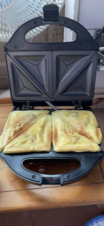 Shop dễ thương cực, hàng dùng cũng rất tốt. Nướng bánh lên thì có mùi thơm, ăn cũng rất ngon mà ko có mùi hay vị nhựa đâu nha mọi người. Mình chưa biết có bền không nhưng nếu máy hư mình sẽ mua lại hàng của shop.