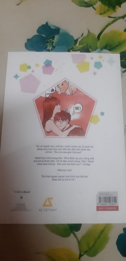 hàng giao thì hơi bị móp ở phần trên 1 chút chắc là do bìa khá mềm, mặt sau còn hơi bẩn nữa, tiki nên chú ý đóng gói hàng cẩn thận hơn nhé. hàng giao thì hơi bị móp ở phần trên 1 chút chắc là do bìa khá mềm, mặt sau còn hơi bẩn nữa, tiki nên chú ý đóng gói hàng cẩn thận hơn nhé.