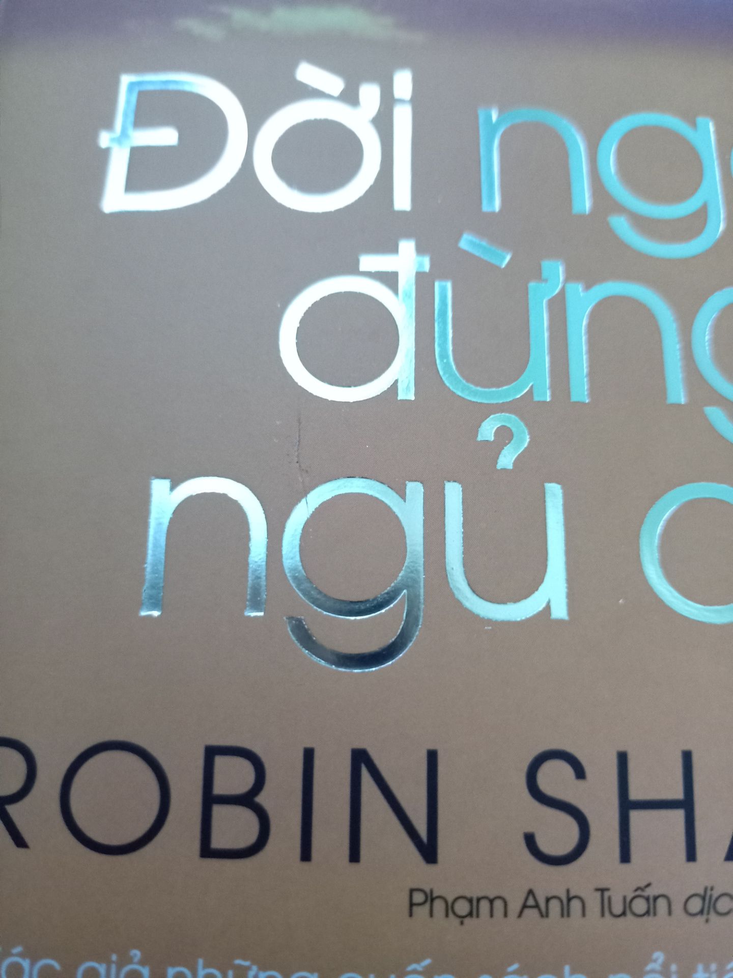 giao hàng nhanh lắm mọi người, sách đẹp, nội dung dễ đọc, ý nghĩa. Mình mua 2 quyển, riêng Đời ngắn đừng ngủ dài có bìa nilon hẳn hoi nhưng k biết do bên shop hay bên vận chuyển vô tình rạch trúng bìa sách của mình 1 đường nhỏ, mình quý sách lắm nên hơi buồn, shop chú ý giúp mình nhé. Sẽ ủng hộ tiếp ❤️
