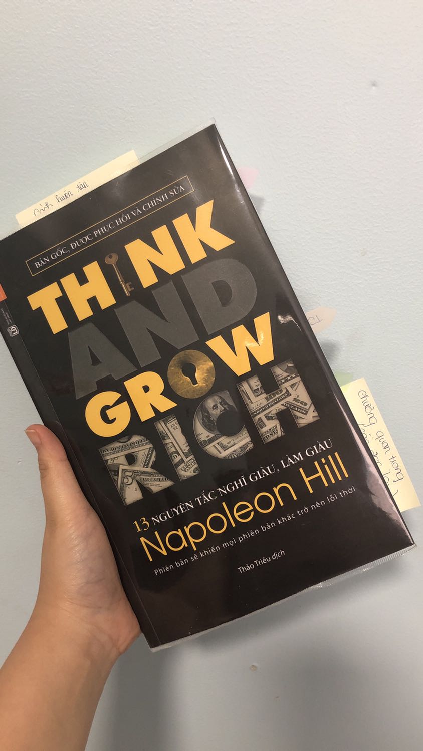 Mình biết đến cuốn này từ rất lâu rồi nhưng mãi vẫn không có cơ hội mua. Dạo gần đây mới mua và đọc được. Nói về chất lượng thì Tiki chưa bao giờ làm mình thất vọng sách lúc nào cũng rất mới và giao đúng ngày. Bàn về nội dung cuốn sách thật sự rất tuyệt vời. Những bạn trẻ như mình hoặc những bạn chưa có định hướng cho tương lai cũng như những bạn làm về kinh doanh nên đọc quyển sách này. Mình chỉ mới đọc 5 chương đầu nhưng đã note lại rất nhiều những ý hay. Đây không phải quyển sách chỉ đọc 1 lần là thấm mà cần phải đọc đi đọc lại, nghiền ngẫm những ý nghĩa trong cuốn sách. Và làm theo những chỉ dẫn trong sách mình tin mọi người sẽ thành công !!!