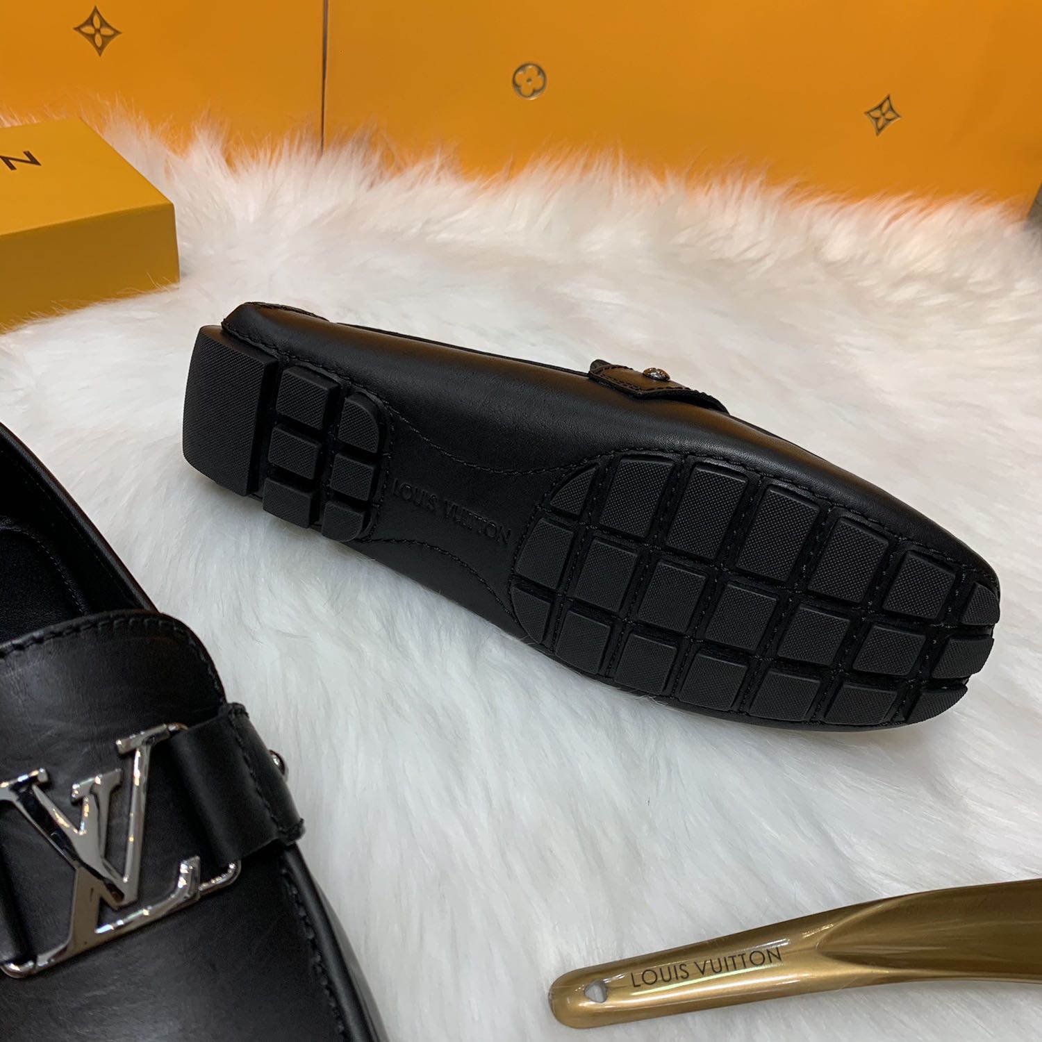 Sp đạt chất lượng .dép đẹp chắc chắn lắm .shop ưng lắm luôn mỗi tội size hơi bé đi bị chật .shop có cho đổi k nhỉ ?