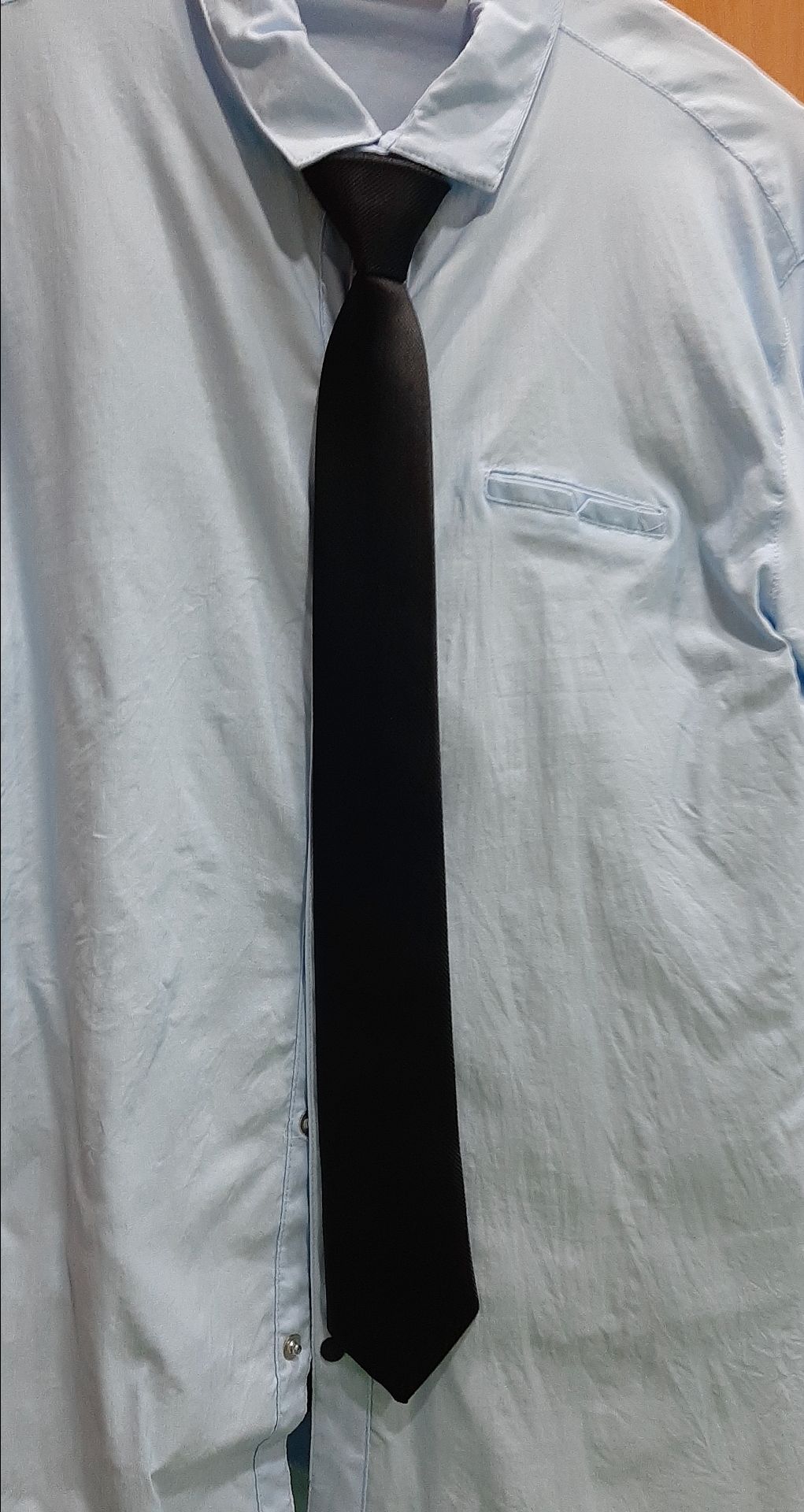 mình vải hơi bóng quá, cà vạt thắt sẵn cũng tiện dụng, nói chung là tiền nào của đó.