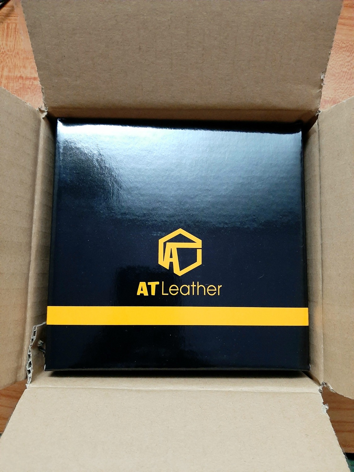 Vừa mở hộp ra, hình ảnh đẳng cấp đã đập ngay vào mặt. Mặt dây kết hợp hài hòa giữa màu đen nhám huyền bí và họa tiết vàng sang trọng. Vừa cầm lên đã cho cảm giác rất tốt. Chọt dây vào lỗ, kéo rẹt một cái cực phê thì phát hiện mình quá gầy, lại phải nghiên cứu cắt đầu dây ngắn bớt mới đeo vừa. Nhờ cắt ra mới thấy chất liệu dây quá tuyệt. Nói chung đáng đồng tiền bát gạo.