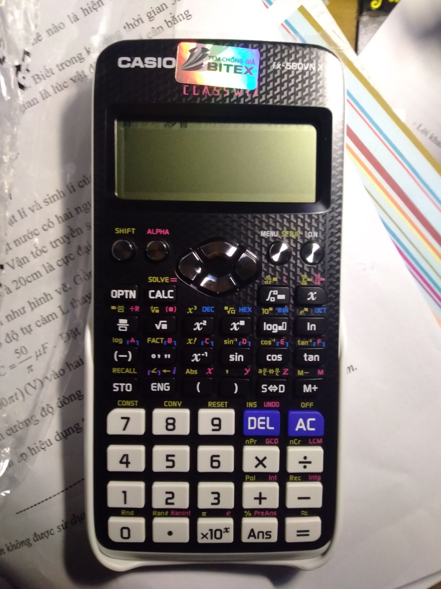 May mắn nhận được hàng made in Thailand :v. Máy tính rất đẹp, bàn phím bấm rất mềm và êm, có bảo hành 7 năm, mở ra mới nguyên không có vết xước, hạt bụi nào cả. Giao hàng nhanh hơn dự kiến lại được tặng thêm 2 cái bút hihi. Cho 4 ⭐ vì thắc mắc thẻ bảo hành không có ghi gì cả là sao hả Tiki?