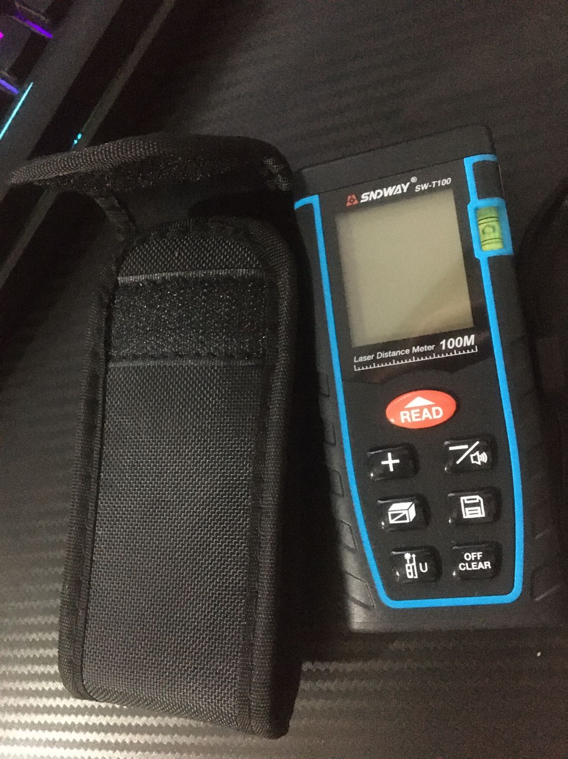 Sản phẩm chất lượng khá tốt, đo tương đối chính xác, sai số thấp
Cầm nắm khá vừa tay nhưng hơi nhẹ, nút bấm khá cứng nên dễ bị rung khi không có chỗ vịn tay để đo