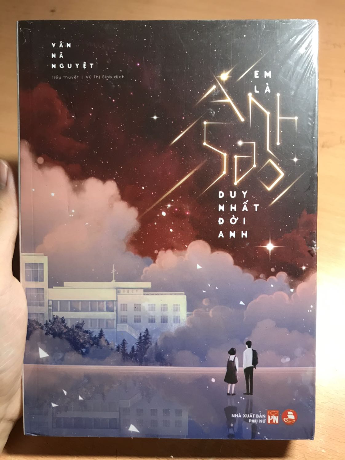 * Về tiki: Giao hàng nhanh, giá khuyến mãi. Sách về tay cơ bản thì không có vẫn đề gì quá lớn. Nhưng mà bọc nilon bị rách lớn nên sách bị bám bụi bẩn, bìa truyện cả mặt trước và sau đều có vết hằn, gáy truyện cx bị sứt. Mình mua truyện để sưu tầm nên thấy k hài lòng lắm ở vc này

* Về truyện: thanh xuân vườn trường, thanh mai trúc mã. Motif có vẻ quen thuộc nhưng đay thực sự là 1 quyển rất hay (cá nhân mình chấm 5/5). Nữ chính mềm mỏng, dịu dàng nhưng cx rất kiên quyết và linh hoạt trong mọi tình huống. Nam chính cx vậy. Truyện này mình thích cả nam chính, nữ chính, cả bạn của 2 người, tình cảm của họ và cả cách thể hiện tình cảm nữa. Dường như họ k thổ lộ trực tiếp hay nói lời yêu nào thật nhiều nhưng vẫn cảm nhận được tình cảm của họ qua hành động, qua suy nghĩ mà họ dành cho đối phương. Truyện k chỉ về tình yêu mà còn là tình bạn, về những câu chuyện buồn vui khác trong trường lớp. Mình k muốn spoil nhiều nên chỉ chốt lại là truyện RẤT HAY. Bạn nào còn phân vân hay là fan truyện thanh xuân vườn trường thì hãy chốt mua luôn và ngay nhaa