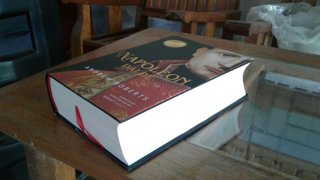 tiki giao hàng nhanh, nói chung sách hơi mắc tiền nên khâu bảo quản khá tốt. sách không bị gấp nếp mà rất đẹp, mình cực kì hài lòng. có điều sách hơi dày nên khó mang theo khi ra ngoài. còn nội dung thì khá ổn, mình mới đọc có phần đầu mà thấy văn phong ok lắm.