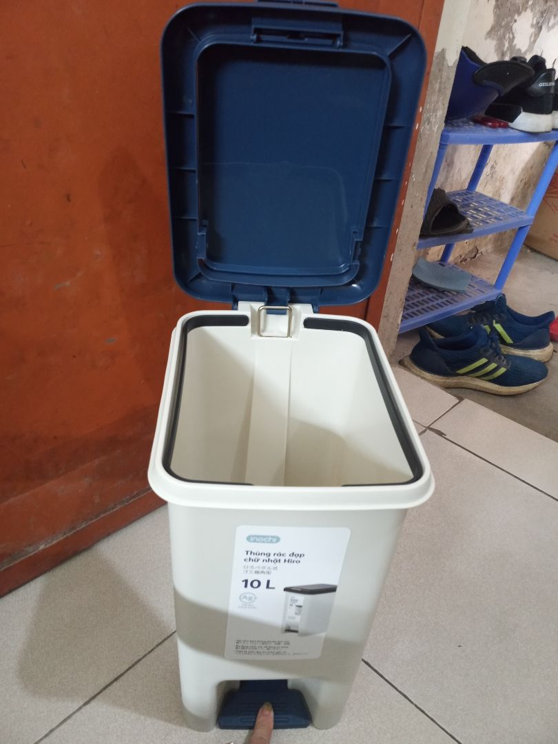 sản phẩm thiết kế đẹp mắt, gọn gàng,đủ tính năng và đủ dung tích với nhu cầu của nhà mình với 6 người, thùng 10l nhưng thiết kế nhỏ, tạo không gian rộng hơn cho gia đình. màu đẹp và sáng, thiết kế nhiều cách mở tiện lợi. giá thành cũ g vừa phải. chất nhựa cũng khá ổn sờ vào rất thích tay. tiki giao hàng nhanh, đóng gói đẹp mắt, shipper thân thiện. shop trả lời và tư vấn sản phẩm rất nhiệt tình. cảm ơn shop và tiki nhiều. chúc shop có thể bán được nhiều hàng và có những sản phẩm chất lượng❤