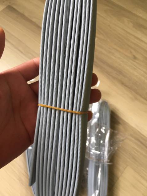 Vật liệu tốt. Ron kín gió, giảm tiếng ồn kha khá, bặt sưởi không mất nhiệt. Keo dính chắc