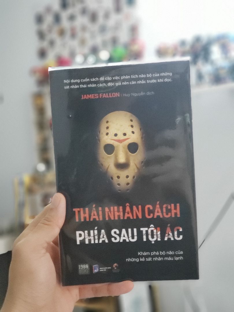 Lời cảnh báo ngay từ ngoài bìa sách: "Nội dung cuốn sách đề cập việc phân tích não bộ của những sát nhân thái nhân cách, độc giả nên cân nhắc trước khi đọc"
Thực sự mình đã hơi thiếu cân nhắc lời cảnh báo này khi lựa chọn nó về tủ sách nhà mình. 
Mong muốn của mình sau khi đọc lời giới thiệu của sách là 1 quyển sách phân tích về nguồn gốc, hoàn cảnh dẫn đến hành vi phạm tội của các kẻ sát nhân nổi tiếng... Và mình đã được đáp ứng 1 phần, nhưng không phải là điều mình quan tâm nhất. Sách này gần như là phân tích về cuộc đời và những gì diễn biến từ thời niên thiếu đến khi trưởng thành của tác giả, 1 nhà khoa học ở hiện tại vô tình phát hiện ra chụp não của mình giống với bộ não của kẻ thái nhân cách. 
Sách hơi thiên về chuyên môn phân tích khoa học, về cấu tạo bộ não, với những người không chuyên như mình lại dễ gây nhàm chán, mình đang dừng đọc quyển này lại sau chương 3.
Mình nghĩ nó sẽ hợp hơn với bạn học hoặc nghiên cứu về Tâm lý học hành vi hoặc Tâm lý học tội phạm.