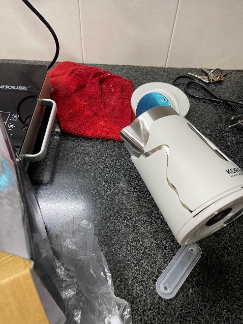 Hàng bị vỡ. Yêu cầu đổi lại.