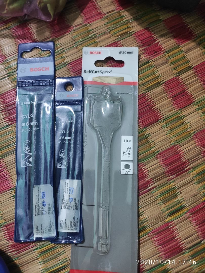 Sản phẩm chính hãng khoan tường như khoan thạch cao. Khoan bê tông quá ngọt luôn. Máy chạy êm ít phát tia lửa( lâu thay than) mỗi nhà nên mua 1 cài để dành có việc mà sài. Chỉ buồn vì không có tặng 1 mũi khoan luôn ???