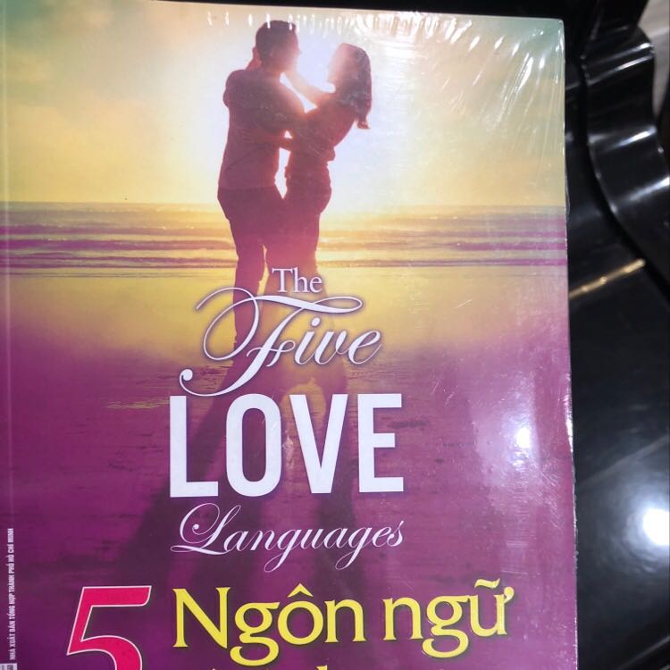 Giao sách sai  và thu sai tiền.