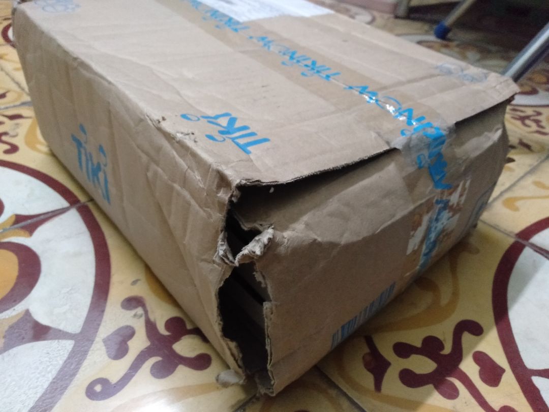 hộp bị nát, và rách, thiếu quà tặng móc khoá từ nhã nam ☹️, shipper giao hơi lâu, may sách  k bị tổn hại nhiều