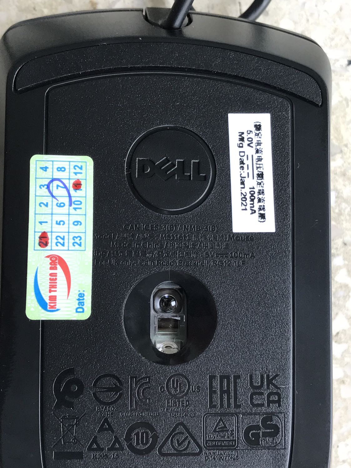 Cập nhật: Sau khi vô tình nhấn vào cái chuông nhỏ xíu của app mới thấy có thông báo là đơn hàng gặp trục trặc từ Tiki, được xin lỗi và tặng mã giảm giá (không biết bao nhiêu vì chưa sử dụng). Nên mình nâng từ 1 sao lên 5 sao.

Tiếng nút bấm hơi ồn và đặc biệt nút lăn lỏng và yếu. Tuy nhiên trong tầm giá không đòi hỏi gì thêm.

Trải nghiệm lần đầu mua hàng tại Tiki Trading là cực kỳ tệ. Đặt mua sản phẩm hôm thứ 6 (19/11). Trong khi đơn hàng từ các nhà bán khác đã được xử lý thì Tiki Trading treo đơn hàng của khách.

Liên hệ hỗ trợ thì chỉ nhận được câu trả lời là bảo chờ và không huỷ đơn được.

Sau đó, Tiki tự huỷ đơn hàng và báo hoàn tiền. Đến nay tiền vẫn chưa vào lại tài khoản.

Về sản phẩm: Sau khi đặt mua lại bằng đơn mới thì nhận được sản phẩm trễ hơn 2 ngày so với dự kiến. 

Sản phẩm đóng gói kỹ, hộp bao bì không bị móp. Tuy nhiên sản phẩm đã bị mở để dán tem bảo hành từ nhà bán.

Sản phẩm là hàng chính hãng, được sản xuất vào tháng 1/2021. Mua sản phẩm vào ngày 23/11/2021. Tem bảo hành để ngày 7/11/2021.