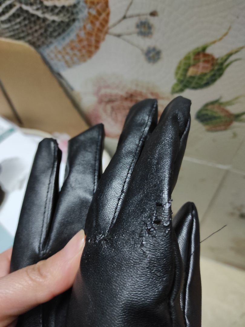thực sự thất vọng khi nhận đc hàng và thất vọng hơn khi dùng đc mấy hôm. mình đọc review toàn thấy khen dày dặn nên mua. nhận về mỏng, đc mấy hôm thì da đã bắt đầu bị nổ nhẹ, hnay đi mưa bị ngấm nước mưa ướt nhẹp 10 đầu ngón tay luôn. Mình mua đôi 40k ở ngoài chợ đi đc 2 năm mới hỏng da, và vẫn chống mưa tốt. Nghĩ rằng mua đôi đắt tiền hơn sẽ dùng đc lâu nên mới đặt mua. nhưng thực sự k như tưởng tượng.