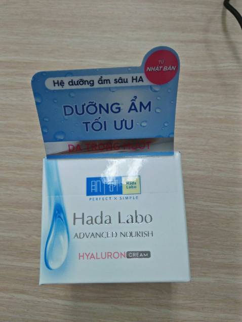 Mình thuộc da dầu,  sau khi sử dụng sản phẩm được vài ngày, mình thấy sản phẩm dưỡng ẩm tốt, khi apply trên da nên lấy 1 ít nếu thiếu thì lấy thêm chứ độ ẩm của sản phẩm rất cao, nhưng nên sử dụng vào ban đêm vì sản phẩm tạo 1 lớp màng che phủ lên da mặt , nhìn da như ướt và bóng thêm mà sau 1 đêm lớp màng kia vẫn còn hoài không thấm vào da được. Gía mua 159k