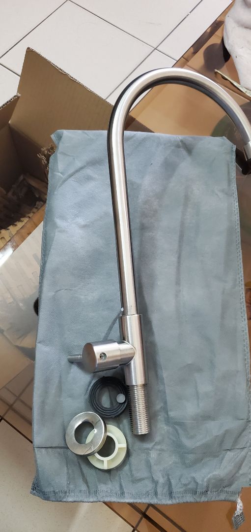 Hình như giao nhầm vòi rẻ tiền?  Chén bắt đế chân vòi mỏng dính móp méo. Mấy núm nhựa, cao su rơi rụng,...