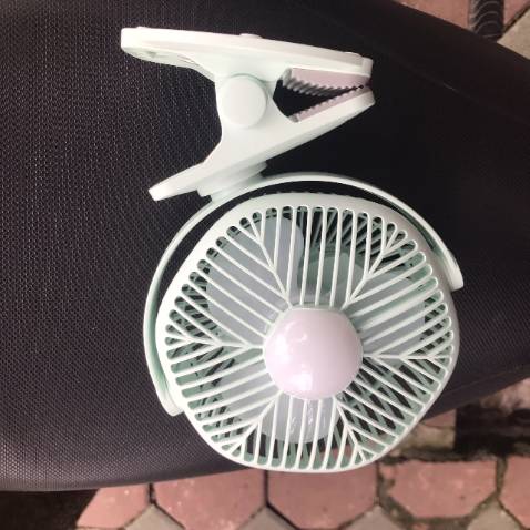 To hơn chút so với các dòng quạt mini cầm tay khác. Chạy mức 1 mát riu riu dễ chịu. Mức 3 mát lạnh luôn. Có cả đèn để bàn làm việc hợp lý.