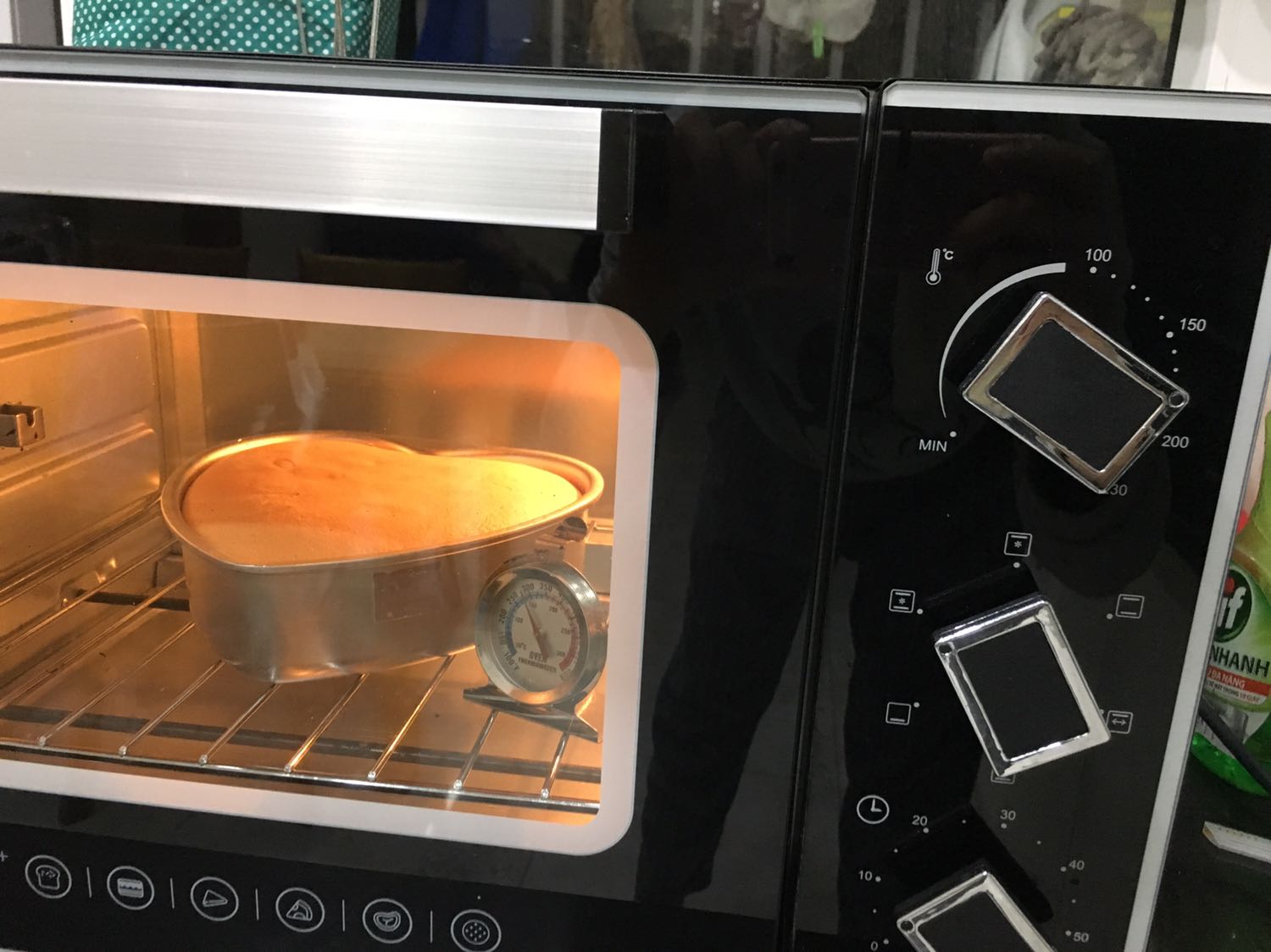 Sản phẩm đẹp, phù hợp với gia đình nhỏ 4 người.
Tuy nhiên nhiệt độ lò quá lệch so với nhiệt độ điều chỉnh.
Nướng bánh bông lan vặn 190 độ mà thực tế 140 độ.
Nướng bánh muffin cần 170 độ phải vặn max 230 độ.
Như vậy lò nướng của mình sẽ không thể lên được nhiệt độ cao hơn nữa.
Nếu mình ko dùng nhiệt kế lò mà tin tưởng nhiệt độ bên ngoài sẽ hỏng bánh, sai số nhỏ có thể khắc phục chứ sai số lớn thì không được rồi.
Mình đã yêu cầu Tiki hỗ trợ, hôm nay là 3 ngày kể từ khi shipper lấy hàng đi nhưng chưa biết đơn hàng đã đi đến đâu và khi nào mình có thể nhận lại, sau khi nhận đc lò mình sẽ check lại lần nữa.
Các bạn mua hàng hãy check nhiệt độ lò ngay khi nhận nhé!