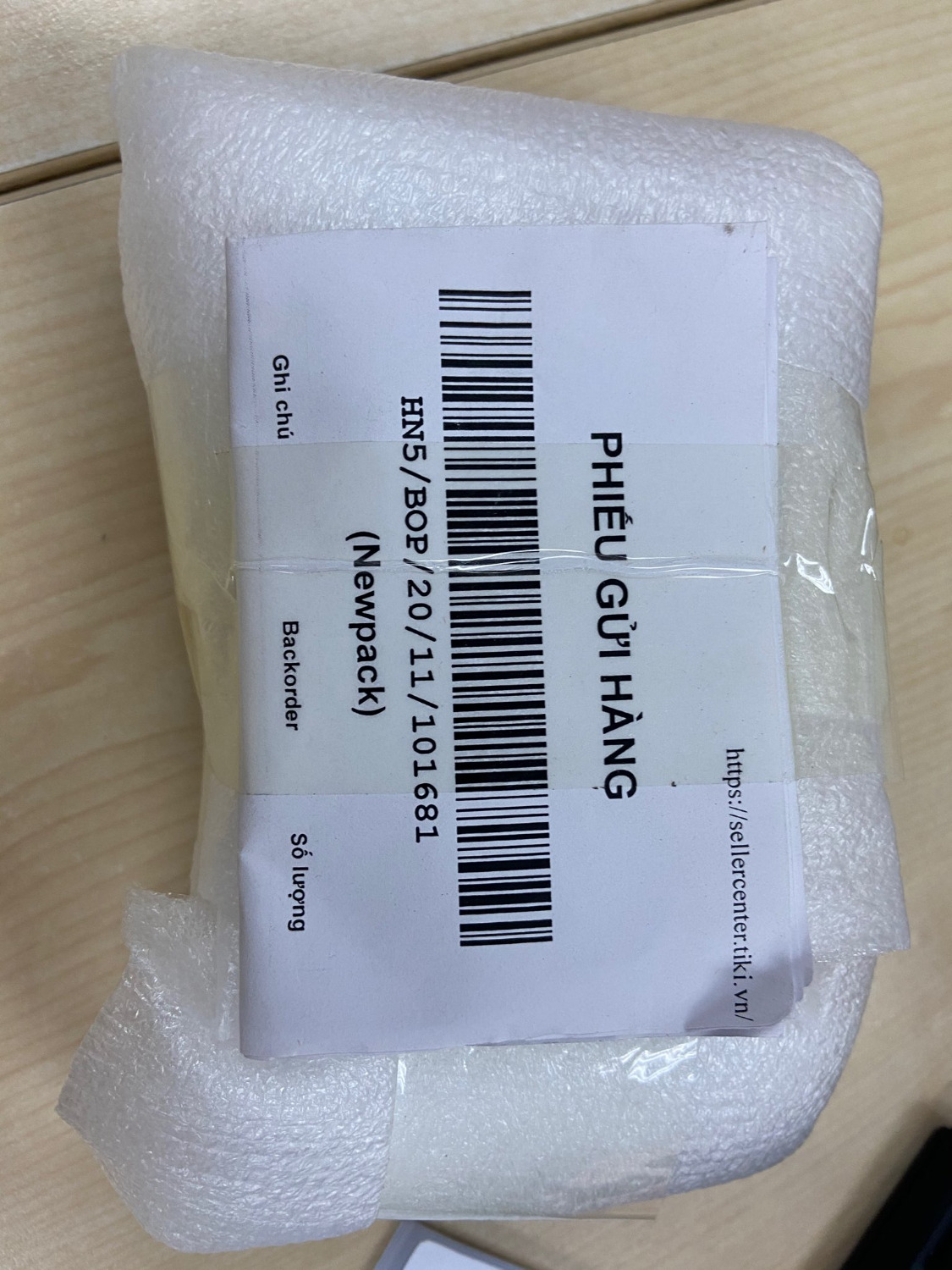 SẢN PHẨM ĐÓNG GÓI SƠ XÀI, KHÔNG GIỐNG NHƯ CÁC LẦN TRƯỚC. NGOÀI RA SẢN PHẨM BỊ CẮT NHƯ HÌNH. VUI LÒNG CHO BIẾT LÝ DO ?