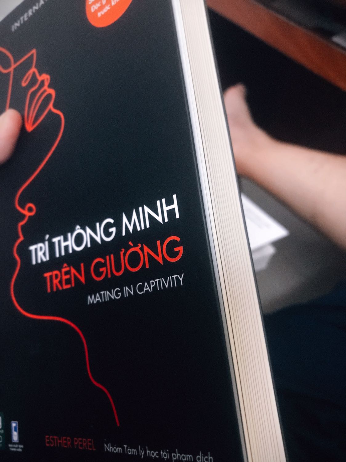 Gần đây 1980 có những đầu sách rất hay và lạ, điển hình là cuốn này. 

Mọi người, dù single hay đã có partner nên đọc qua quyển này để có được 1 mối quan hệ yêu đương lành mạnh, tránh cảnh chán cơm thèm phở hay ham muốn điên cuồng, dễ dẫn đến hư cơm hỏng cháo nhé.

Chất lượng bản dịch ok, sách dày, thơm nhưng giấy lại mịn và nhẹ nên mình siêu thích.