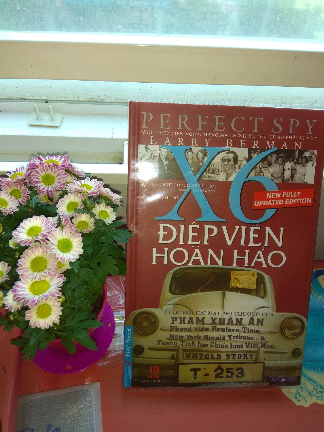 Cuốn sách không thể thiếu cho những ai yêu thích lịch sử nước nhà nói riêng và lịch sử nói chung.
Cuốn sách hấp dẫn lôi cuốn từ những trang đầu.
Không thể diễn tả được sự khâm phục của mình khi đọc từng trang sách nói về bác Ẩn, một người thầm lặng đóng góp rất lớn trong chiến tranh Việt Nam.
Rất đáng xem.