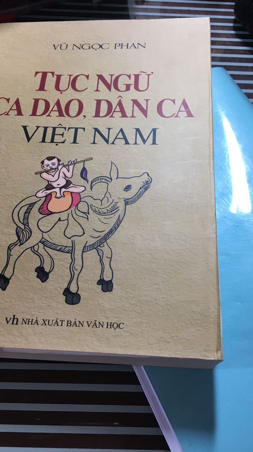 Lần này mình ko biết có phải tại sách cũ hay chất lượng bảo quản như nào mà đến tay mình thì không được như ý. Cuốn này mình mua làm tài liệu nghiên cứu mà như này chắc không bền được, lật sách mà thấy keo dán lỏng như sắp bung tới nơi. Vấn đề nữa nằm ở nội dung sách. Mục lục và nội dung trang không đồng nhất. Ví dụ phần Dân ca Nam bộ trong mục lục ghi là trang 558 nhưng thực tế thì mục này bắt đầu từ trang 551 đến trang 556.