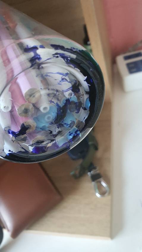 Viết mình mua đợt này rất xấu. Mới mua về bỏ vào hộp hôm sau đã đổ mực ra lây hết cả các viết trong hộp. Không có nút chặn nhỏ dưới ngòi.thất vọng