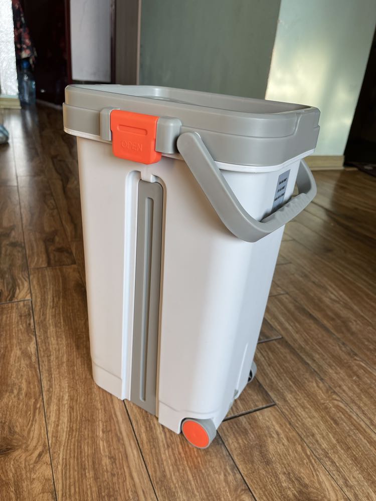 Lau nhà siêu nhanh siêu sạch đây phải nói là chân ái của mình sau khi mua rất nhiều loại thùng lau nhà khác nhau. Cây lau cao nè bông lau rộng xoay 360. Nói chung ưng cái bụng lắm