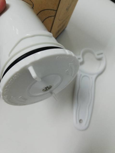 Cảm giác tìm được món đồ ưng ý thật sự tuyệt vời. Mình tìm hiểu rất nhiều hãng khác nhau, và khi đến với thương hiệu này thì mình thật sự tin tưởng tuyệt đối vì có branding xuất xứ rõ ràng, công nghệ lọc như nào, số liệu thực tế được *** theo chuẩn NSF-42, NSF-53 and NSF-244 như nào và số liệu lọc khá ấn tượng được trên 95% tạp chất, và 100% cho những chất đặc biệt nguy hiểm với sức khỏe con người. Một ưu điểm khác nữa là nhỏ gọn gắn trực tiếp từ vòi k bị chiếm diện tích trong nhà so với các loại máy lọc trực tiếp khác, khá cồng kềnh và khó cài đặt. Loại này xoay xoay vài vòng dính vô vòi là xài đc ngay. Đối với sản phẩm này thì mình hoàn toàn recommend các bạn check thử thông tin trên web về nhãn hàng, thâm niên công ty và các số liệu  sau đó cân nhắc có nên tậu 1 em này về nhà hay không nhé :))