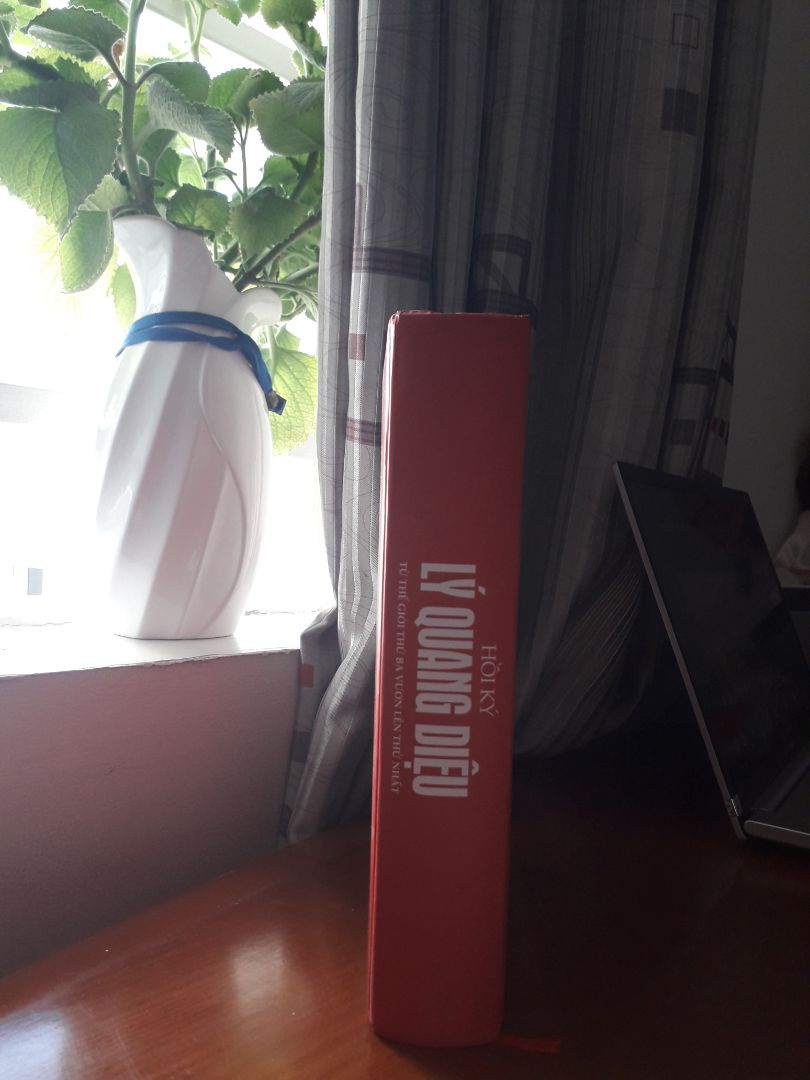 Sách dày, bìa cứng và hơi nặng. Nội dung về chiến thuật của Lý Quang Diệu là nhiều, đôi lúc mình không hiểu rõ lắm. Sẽ cố gắng tiếp tục đọc.