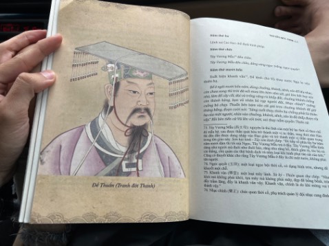 Sách trình bày rất đẹp, mãn nhãn. Rất đáng xem. Tuy nhiên nội dung huyền ảo góp nhặt phần đầu.
