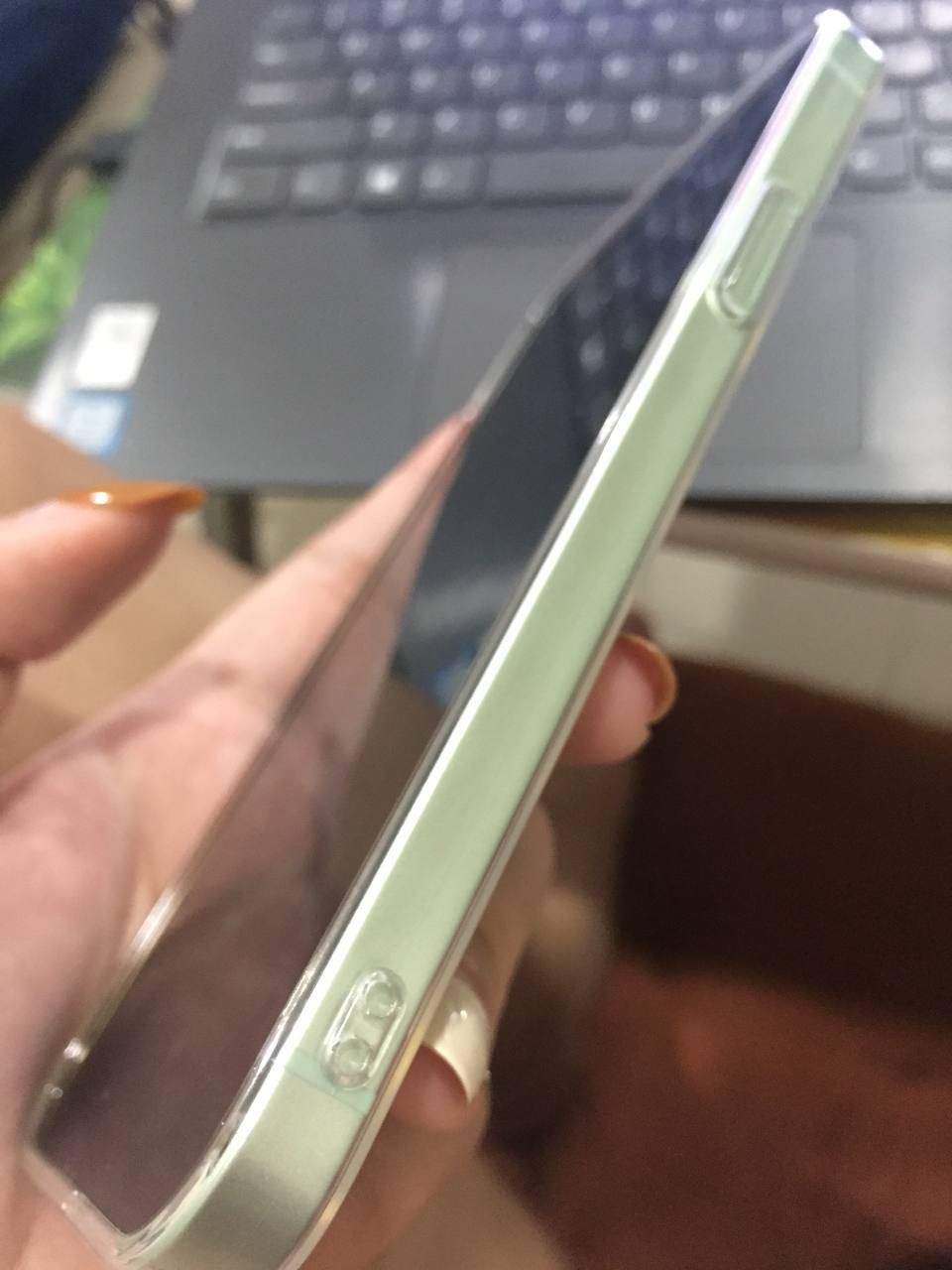 Giao hàng nhanh. Viền ốp cao hơn màn hình nên khá là yên tâm. Do ốp nhựa trong suốt nên không biết tương lai có ngã vàng không, này xài 1 tgian mới biết. Nhìn chung khá ổn.