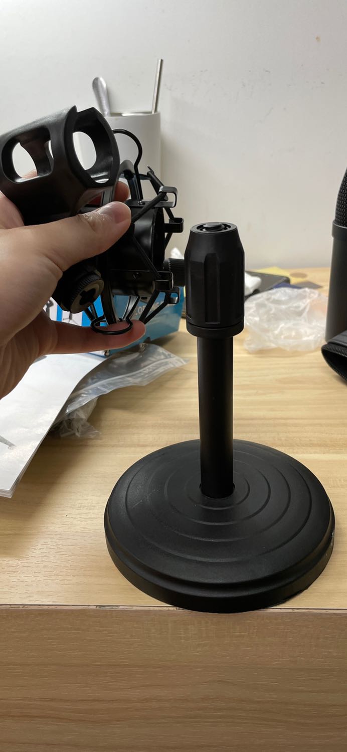 Mua mic trọn bộ nhưng shop gửi cho cái chân  đế khác hình, hoàn toàn k thể cắm mic vào đc !!!!