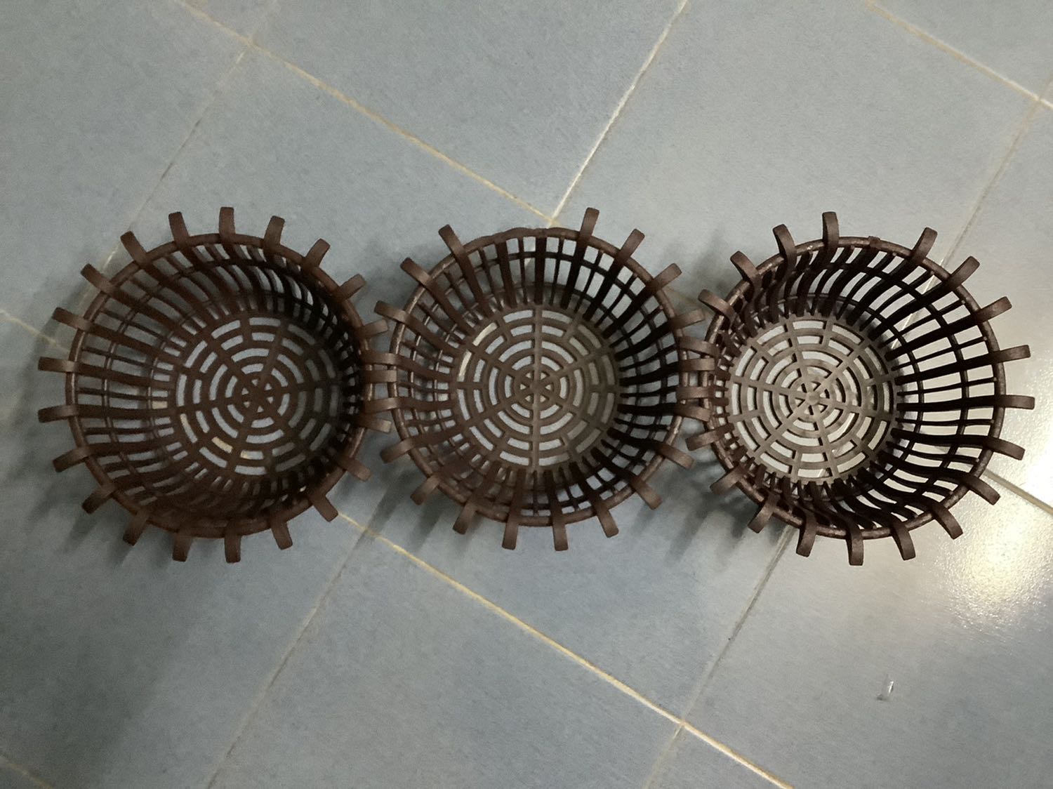 Giao đúng mẩu , hàng cứng cáp , , mua 5 cái mà nứt 1 cái , 2 cái bị gãy nan viền trên miệng  , mong shop đóng gói cẩn thận tránh nứt gãy