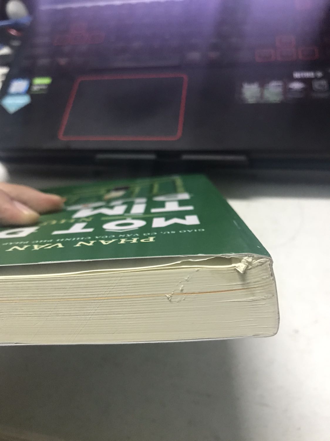 Mình đã đặt hàng rất nhiều sách ở Tiki, nhưng đây là lần đầu gặp chất lượng sách kém như vậy. Gáy sách bị lỗi, giấy dính vào nhau, mất hẳn giá trị của cuốn sách. Đề nghị Tiki làm việc lại với Nhà cung cấp.