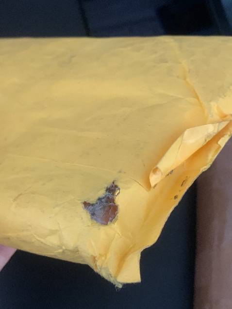 Hôm nay mình vừa nhận sách, bao ngoài bẩn quá không giống đang giao sách lắm. Góc bao có chỗ lủng và đen sẵn như hình. Mình mở ra xem để chắc chắn bên trong có vấn đề trước khi bên Tiki liên hệ đổi hàng. Comment này có thể sẽ bị ẩn nhưng hi vọng bên Tiki giải quyết sớm cho mình. Lần đầu tiên gặp trường hợp giao sách bẩn như vậy đến từ vị trí Tiki. Có thể hiểu do dịch tồn kho lâu nhưng góc sách biến dạng nên không cố cho qua được. Chờ phản hồi từ Tiki. Cảm ơn nhiều!