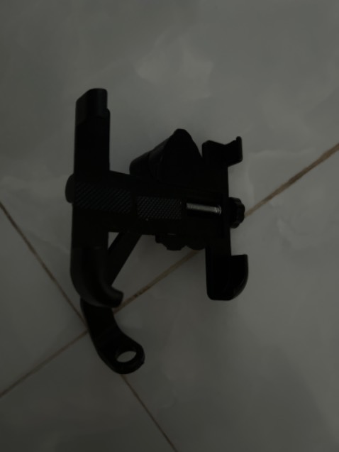 Gái đỡ bằng thép chắn chắn. Nhưng không có ốc gì hết sao gắn vô xe đây nhỉ.