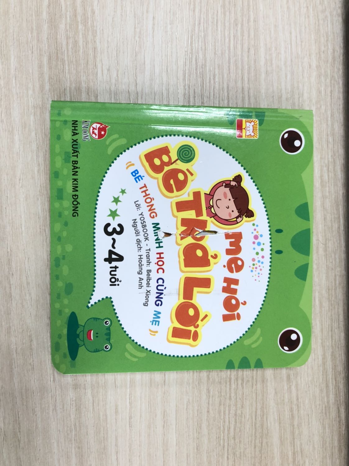 Mình là KH thường xuyên mua sách trên Tiki và cũng rất yêu thích NXB Kim đồng, nhưng mình ngạc nhiên vì nhận được sách có bìa như thế này. Vì sách rách rõ ràng ngay mặt trước nhưng Tiki vẫn đóng gói giao hàng. Không hiểu tại sao!!!

Nội dung thì mình xem sơ qua thấy cũng khá hay. Chưa cho bé xem. Tuy nhiên khổ sách hơi nhỏ.
Nếu khổ sách lớn hơn ít nhất 30% thì giúp bé nhìn rõ hơn rất nhiều so với lứa tuổi 3-4t.